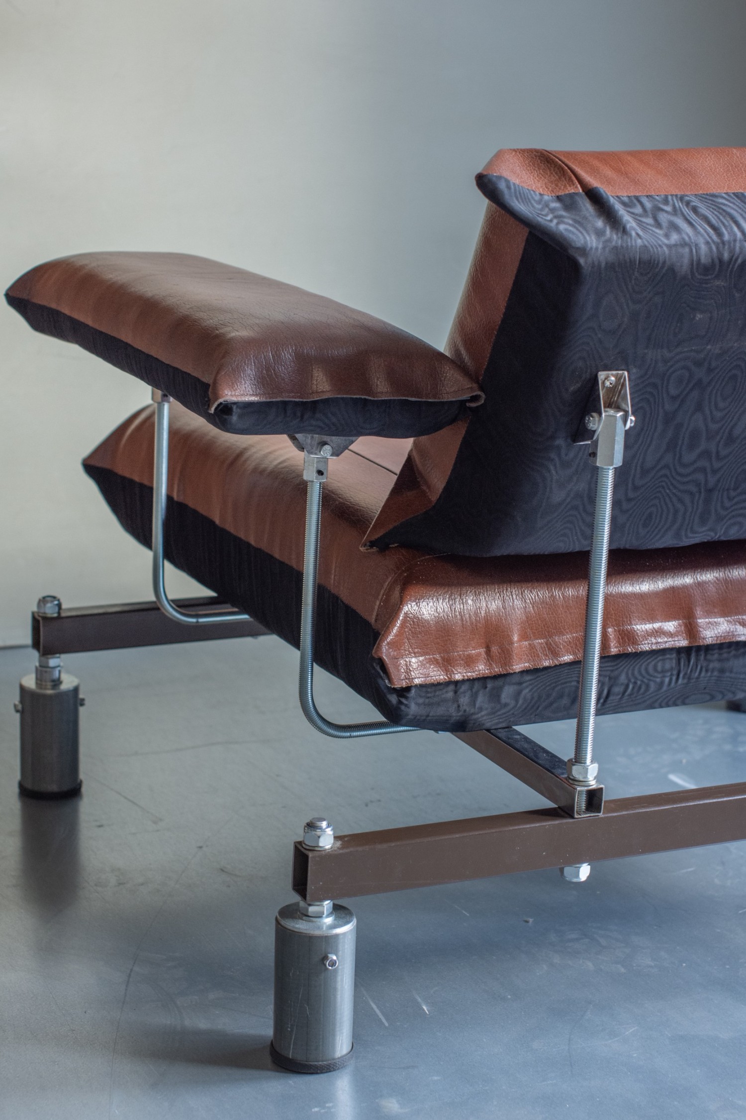 fauteuil-as-long-as-the-body-follows-detail-2025-c-arnaud-eubelen.jpg