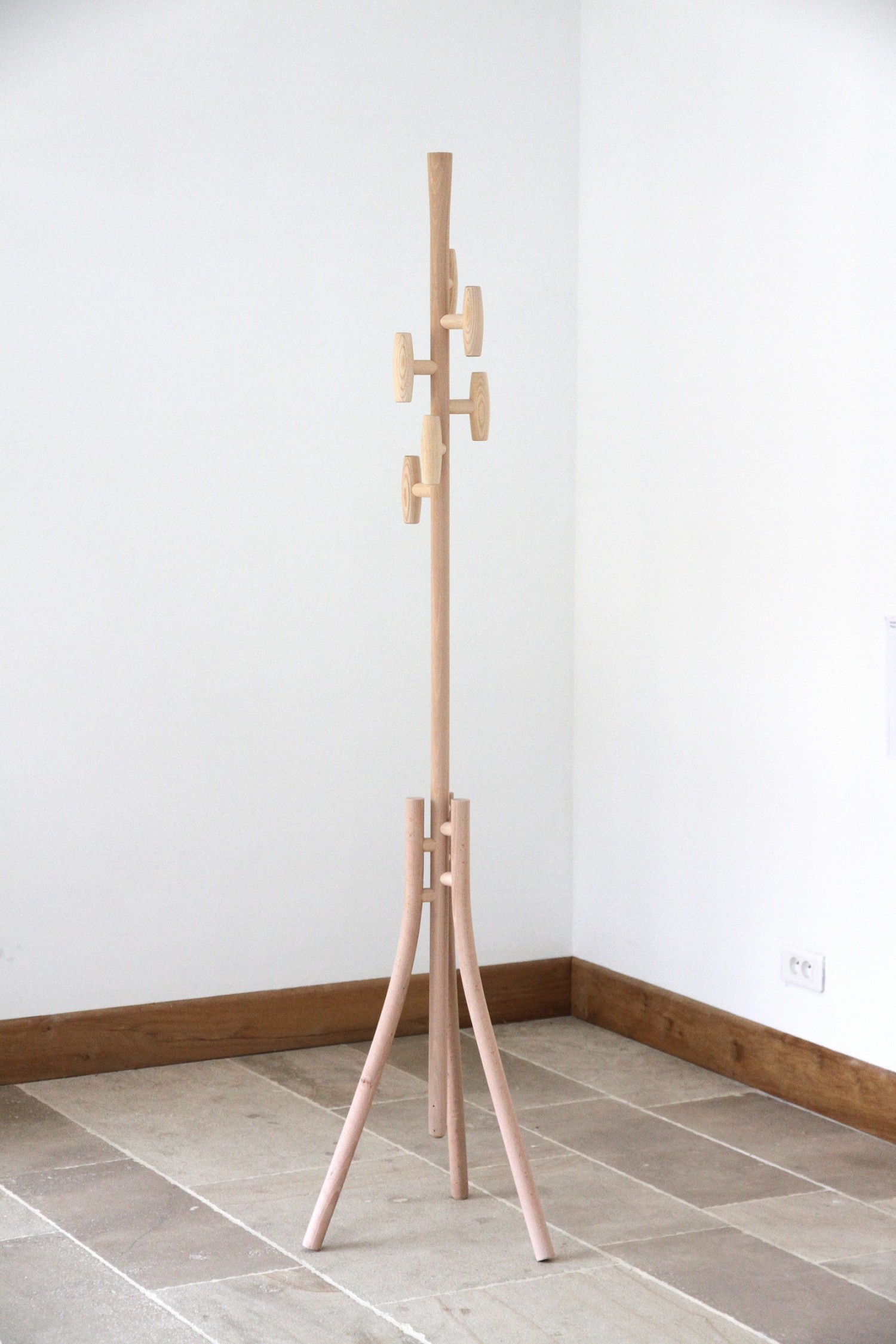 malin_porte-manteau-sur-pied_@nicolas-verschaeve.jpg
