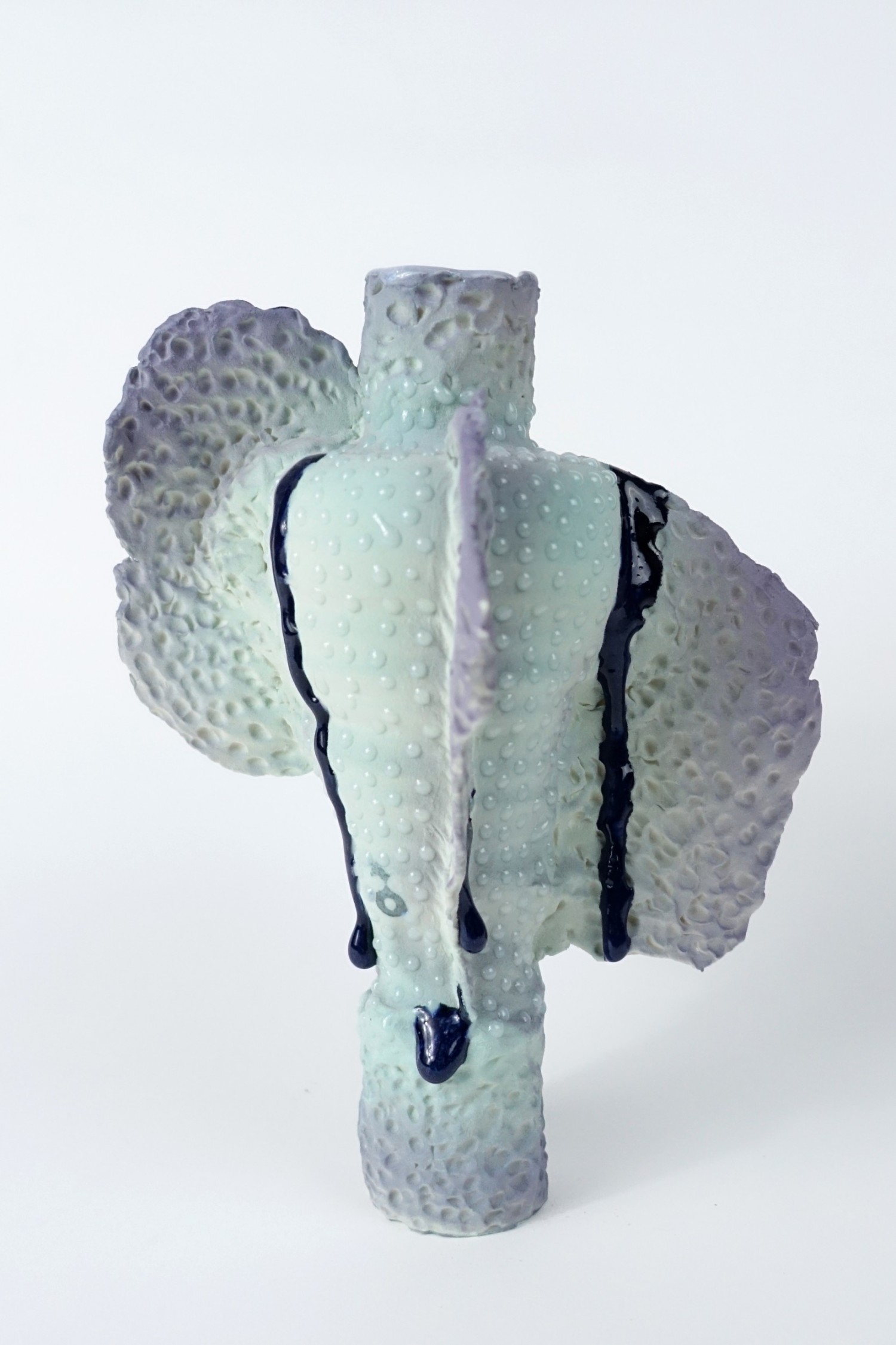 sangre-minivases-serie-porcelain-slip-glaze-21x18x16-cm-2022.jpg