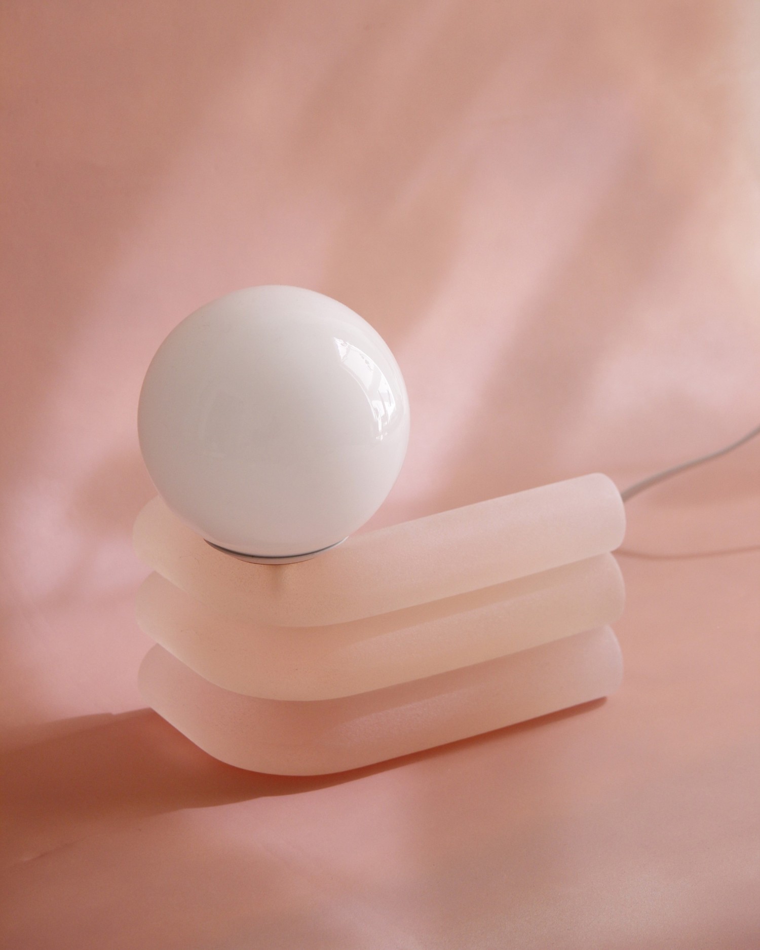 elio_lamp_lychee_handcasted_resin_2_soft-geometry.jpg