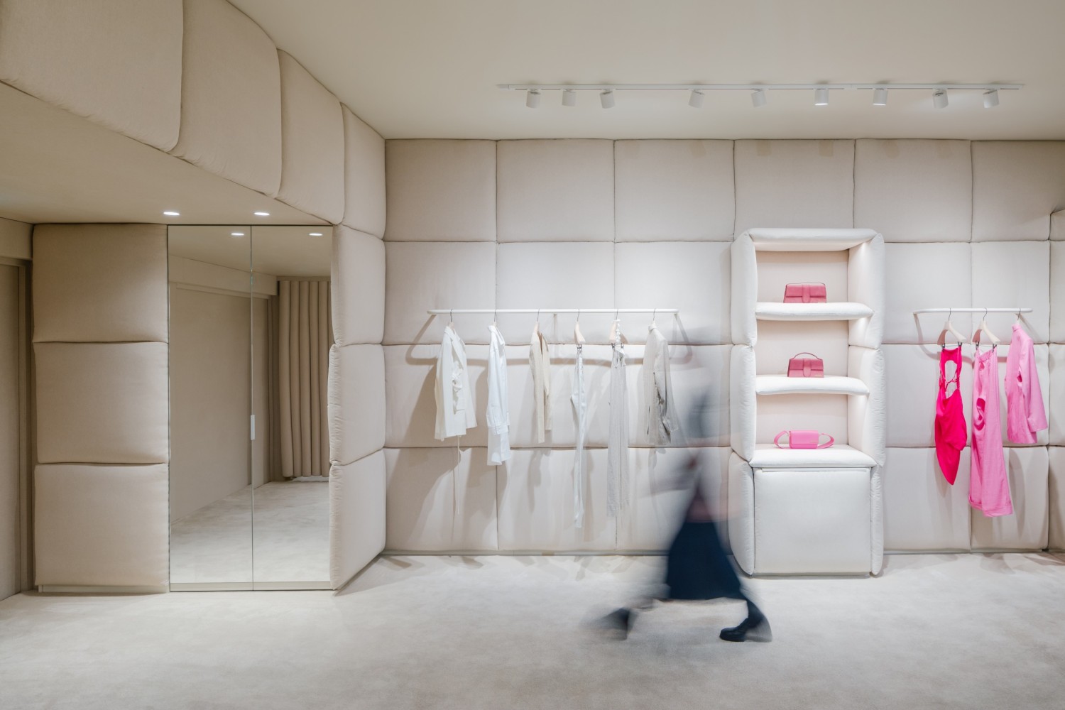 01.-jacquemus-shop-in-shop-galeries-lafayette-haussmann.-photo-by-benoit-florencon-courtesy-of-amo.jpg