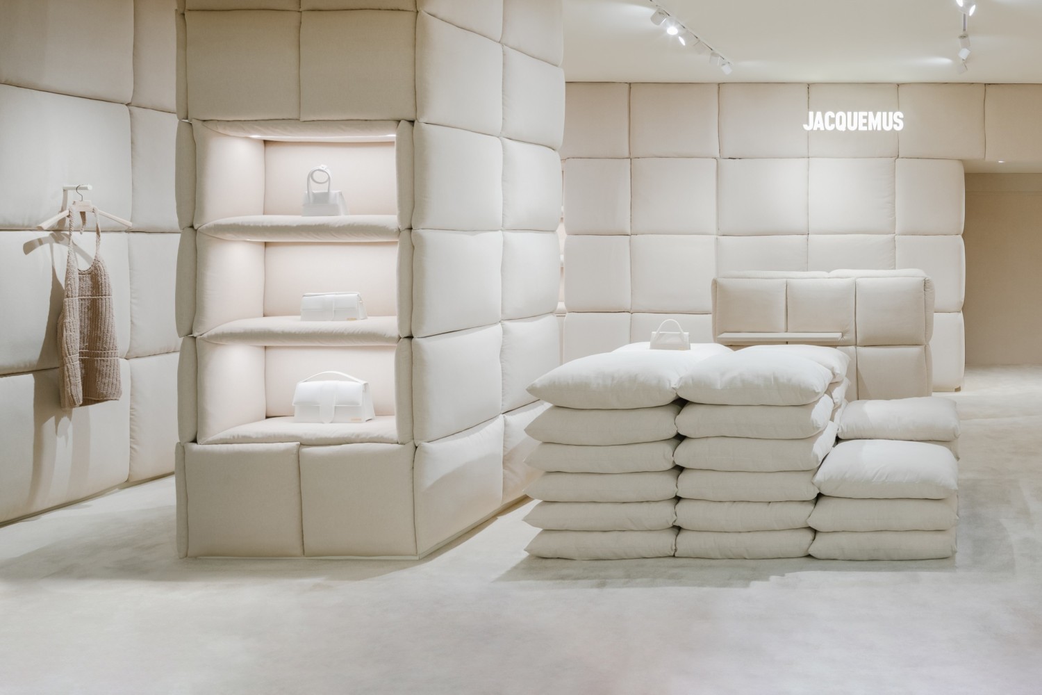 02.-jacquemus-shop-in-shop-galeries-lafayette-haussmann.-photo-by-benoit-florencon-courtesy-of-amo.jpg