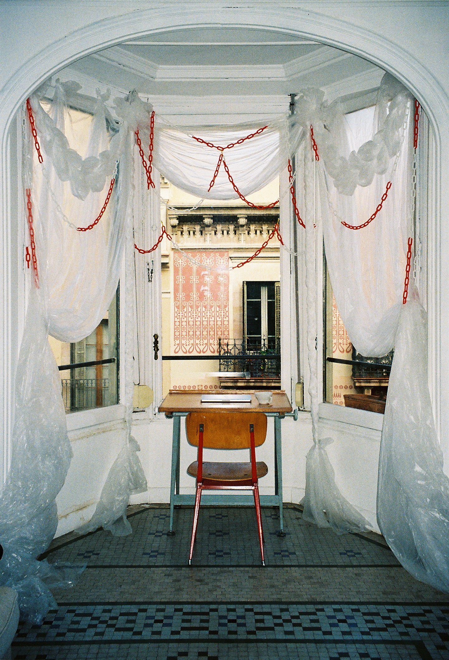 rideaux-en-film-de-chantier-chaines-en-plastique-espace-personnel-barcelone-2025-c-photo-ksenia-oganesyan.jpg