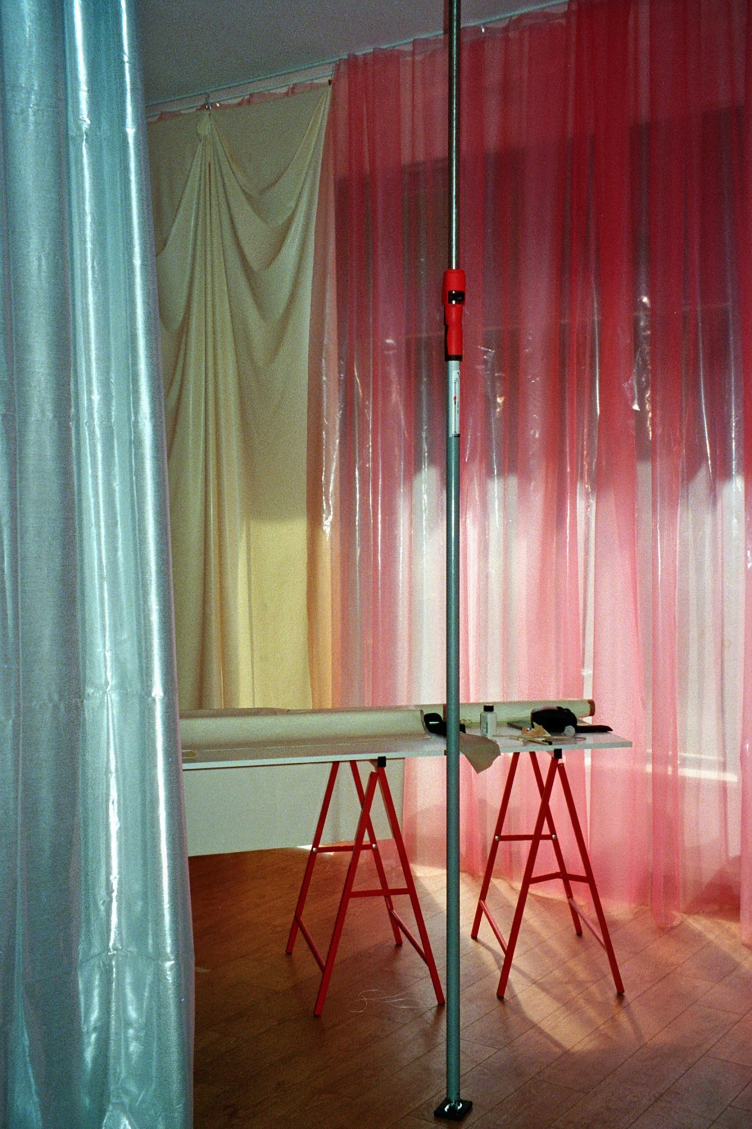 rideaux-en-latex-pour-l-atelier-de-cure.tain-a-kreuzberg-2023-c-photo-ksenia-oganesyan.jpg