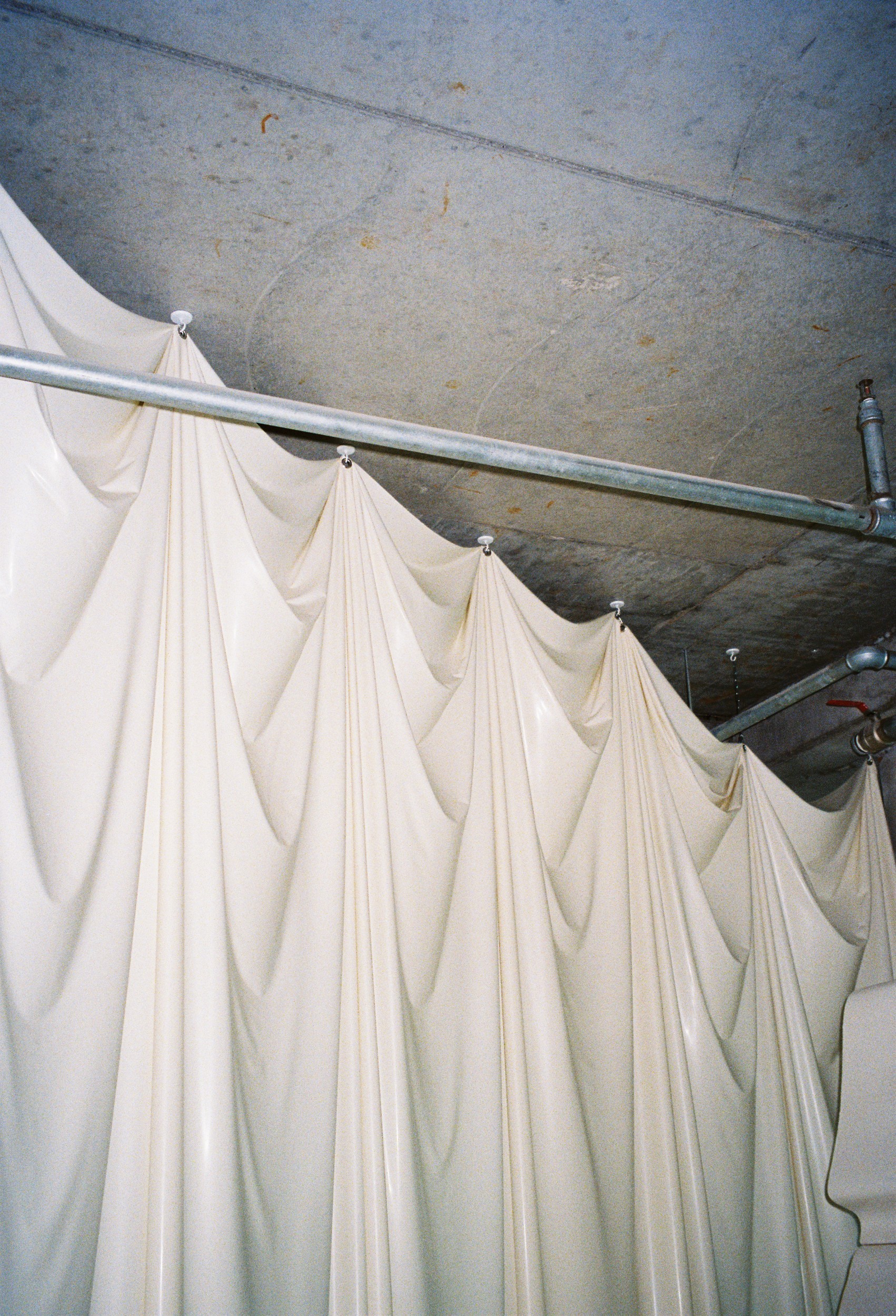 details-rideaux-en-latex-pour-la-galerie-forma-berlin-2023-c-photo-ksenia-oganesyan.jpg