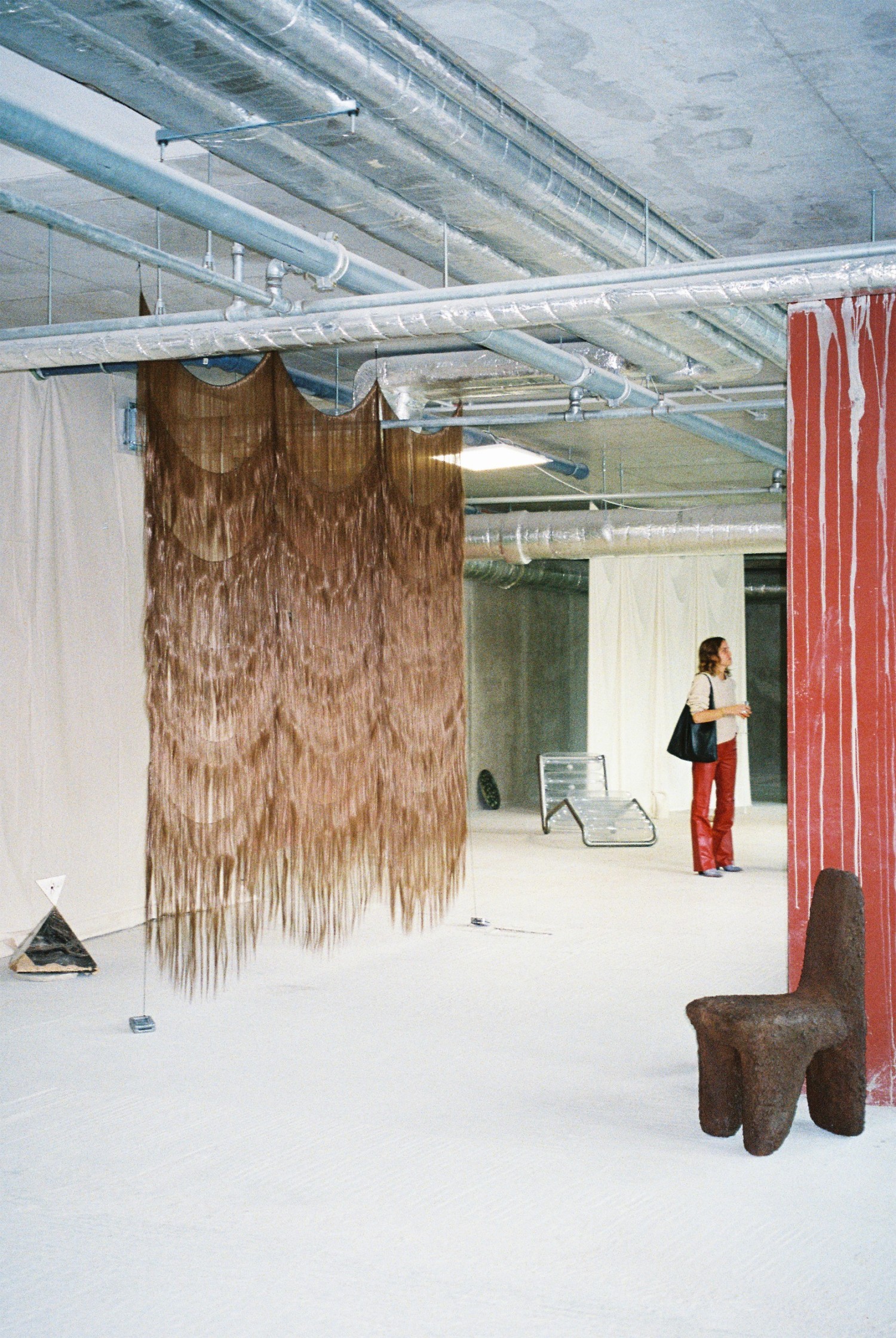 rideau-en-cheveux-artificiel-pour-la-galerie-forma-berlin-2023-c-photo-ksenia-oganesyan.jpg